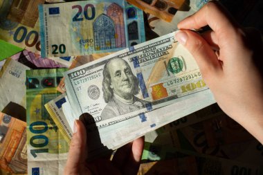 Dolar Amerikan parası nakit. Euro, Avrupa Birliği 'nin para birimi. 100 dolarlık banknotlar. Mali ve ekonomik kriz