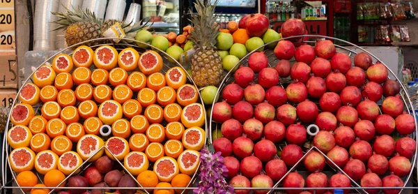 시장에서 판매되는 과일의 — 스톡 사진