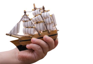 Ulaşım ve iş konsepti. Siyah arka planda tahta yelkenli..