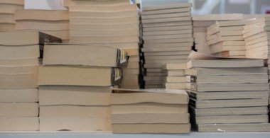 Bir sürü renkli kitap yığını. Başarı. Eğitim sektörü kavramı.