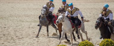 Atlılar etnik kıyafetleriyle geziyorlar.