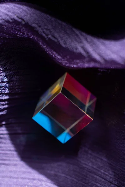 Светящиеся Кубики Призмы Преломляют Свет Разных Цветах — стоковое фото