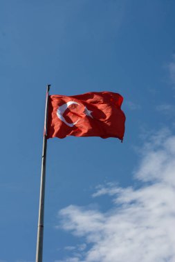 Gökyüzünde beyaz yıldız ve ay bulunan Türk ulusal bayrağı