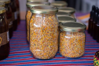 Sağlıklı organik diyet gıdası olarak polen. Cam kavanozda çiğ arı poleni var.