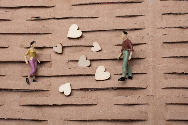 Küçük bir kadın ve erkek figürü. Minyatür model ve kalp aşk konsepti.