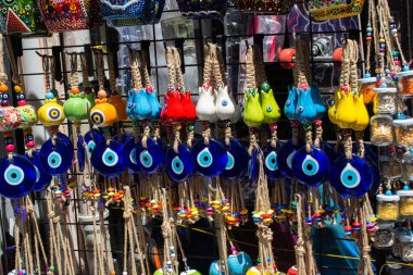Sokak pazarında hediyelik eşya olarak renkli Türk seramik topları