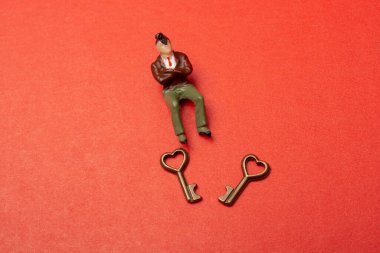 Aşk ikonu ve romantizm konsepti olarak kalp şekli simgesi olan anahtarlar