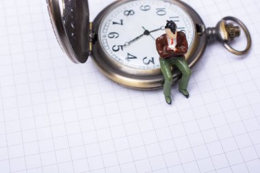 Mekanik retro cep saati ve bir erkek heykeli.