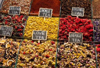 Çayın, şifalı otların, bitkilerin ve kurumuş çiçeklerin olduğu pazar.