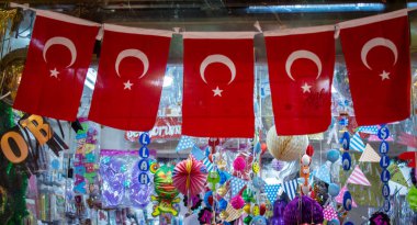 Beyaz yıldız ve aya sahip Türk ulusal bayrakları