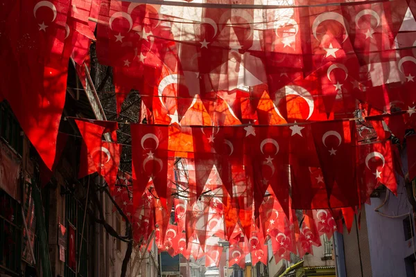 Türk Ulusal Bayrağı Açık Havada Iple Sallanıyor — Stok fotoğraf