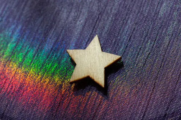 彩色面料背景上的木制星形 — 图库照片