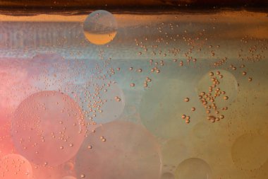 Su tabanında yağ kabarcıkları oluşmuş.