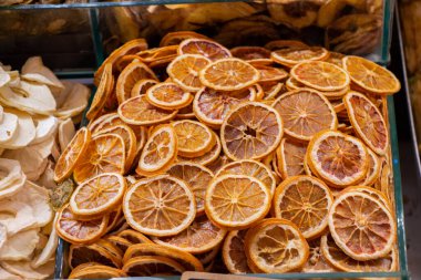 Doğal kuru portakal meyvesi pazarda satılıyor.