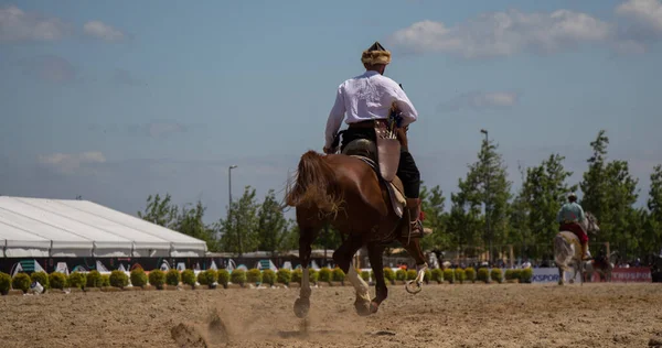 馬に乗って民族衣装に乗ってHorseman射手 — ストック写真