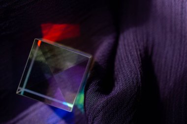 Parlak prizma küpleri ışığı farklı renklerde kırıyor.