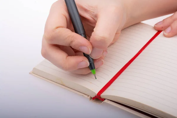 Ανθρώπινο Χέρι Χρησιμοποιώντας Στυλό Για Γράψετε Σύντομο Σημείωμα Στο Σημειωματάριο — Φωτογραφία Αρχείου