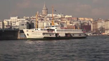 İstanbul kentindeki Boğaz 'da tekneler denize açılıyor