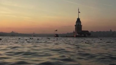 Günbatımında tarihi Bakire Kulesi veya Kiz Kulesi - İstanbul, Türkiye.