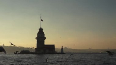 Günbatımında tarihi Bakire Kulesi veya Kiz Kulesi - İstanbul, Türkiye.