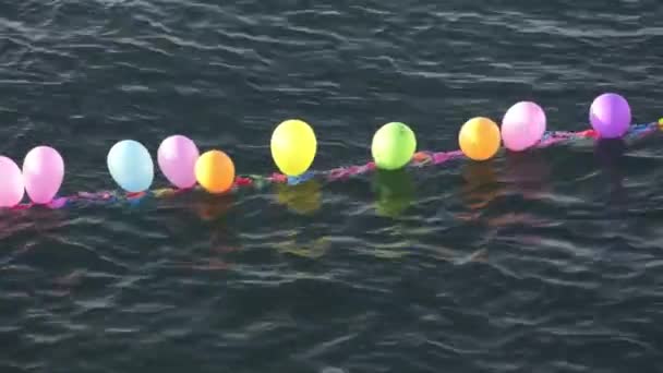 Kleurrijke Ballonnen Water — Stockvideo