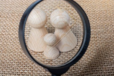 Çocukların bakımını üstlenmek için aile figürleri.