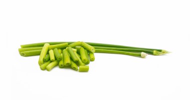 Beyaz arka plan üzerinde izole kıyılmış chives.