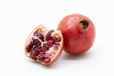 Beyaz zemin üzerinde izole edilmiş taze nar.