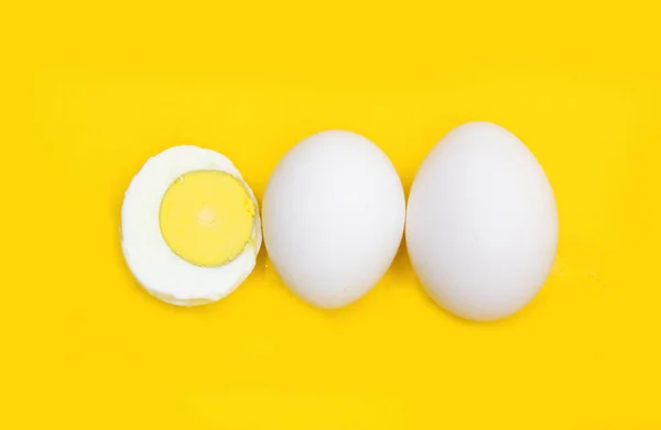 Ganze Eier Und Kochendes Isoliert Auf Gelbem Hintergrund Ansicht Von — Stockfoto
