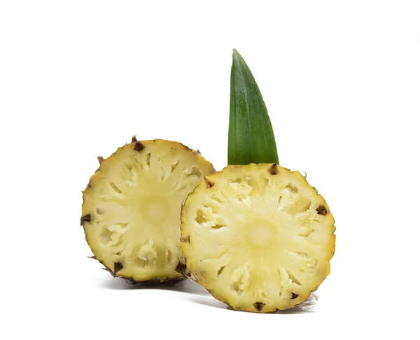 Tuoreet Valkoisella Pohjalla Eristetyt Ananasviipaleet — kuvapankkivalokuva