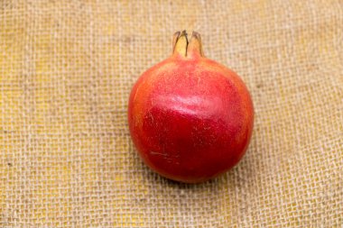 Arkaplanda kırpma yolu olan nar izole edildi. Tam alan derinliği