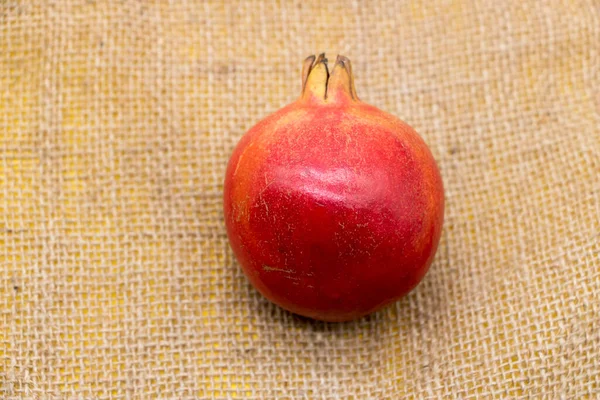 Granátové Jablko Izolované Pozadí Oříznutou Cestou Plná Hloubka Pole — Stock fotografie