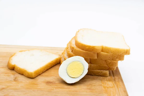 Einige Brotscheiben Mit Gekochten Eierscheiben Auf Weißem Hintergrund — Stockfoto