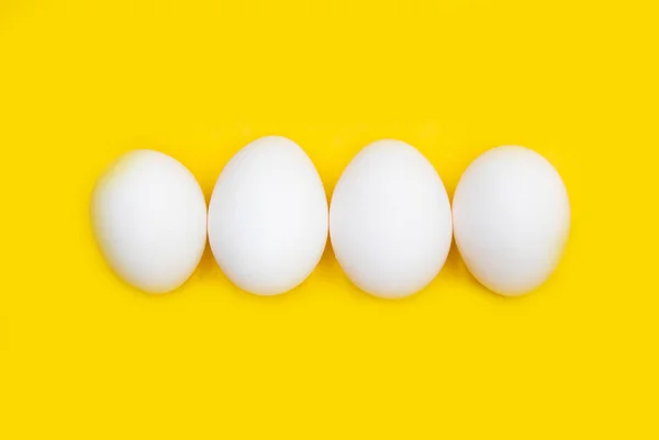 Weißes Hühnerei Isoliert Auf Gelbem Hintergrund — Stockfoto