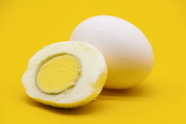 Ganze Eier Und Kochendes Isoliert Auf Gelbem Hintergrund — Stockfoto