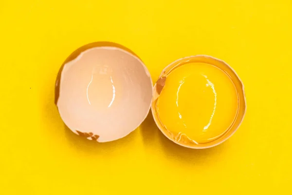 Ganze Eier Und Gebrochen Isoliert Auf Gelbem Hintergrund — Stockfoto