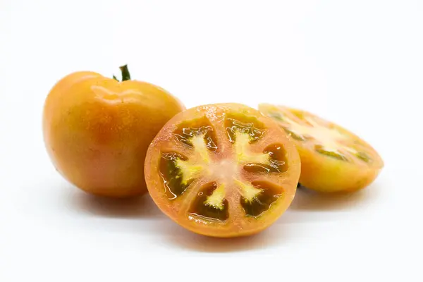 Tomates Orgânicos Isolados Sobre Fundo Branco — Fotografia de Stock