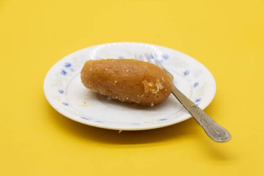 Popüler Tatlı Rasgulla Rosogolla olarak da bilinir, Rasagola sarı arka planda tecrit edildi.