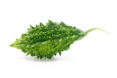 beyaz arkaplanda izole edilmiş acı kabak, seçici odak