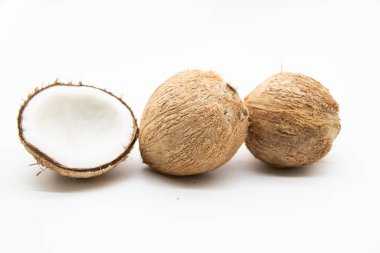 Hindistan cevizi beyaz arkaplanda izole edildi