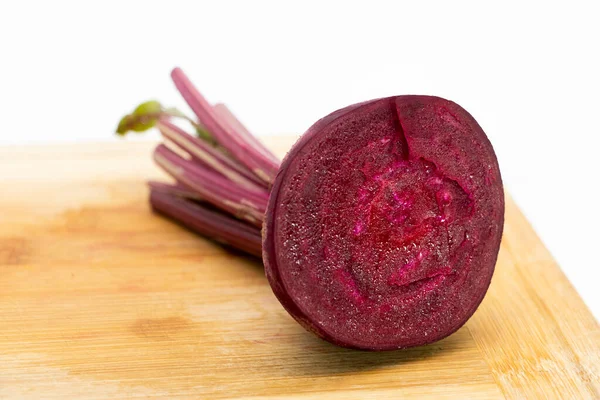 Pancar dilimleri olarak da bilinen beyaz arkaplanda kırpma yolu ile izole edilmiş pancar dilimleri.