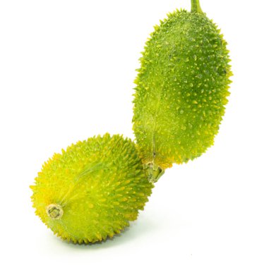 Beyaz arka planda izole edilmiş iki taze yeşil kakrol