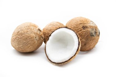 Hindistan cevizi ya da narkotik beyaz arka planda izole edilmiş, hindistan cevizi suyu içmek için.