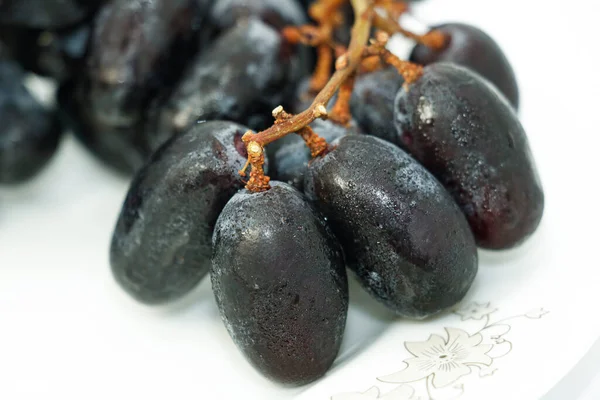 Uvas Negras Con Gota Agua Aislada Sobre Fondo Blanco Frutas — Foto de Stock