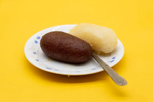 Popüler Sweet Rasgulla Rosogolla Olarak Bilinir Kalojam Sarı Arka Planda — Stok fotoğraf