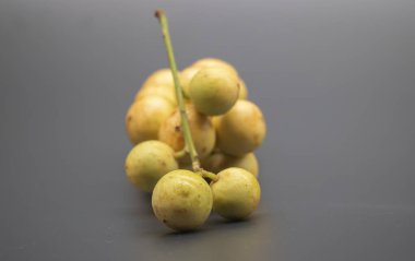 Baccaurea motleyana, siyah arka planda bulunan bir tür meyvedir.