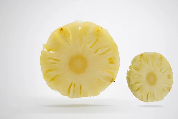 Ananas Hälften Ananas Skiva Isolerad Vitt Ananas Med Löv Fullständigt — Stockfoto