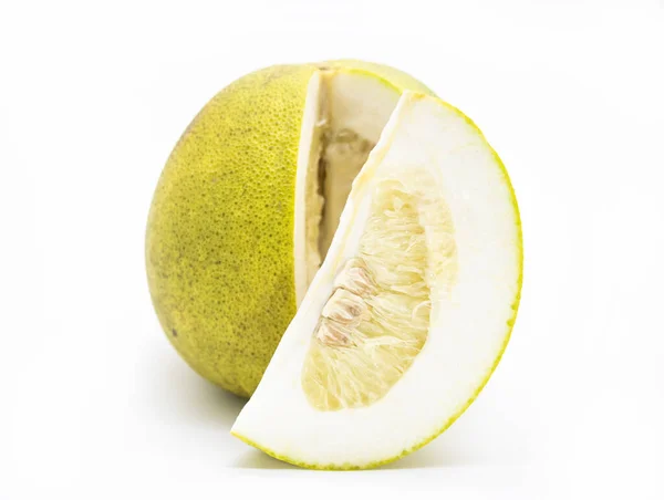 新鮮なポメロス皮をむいた緑のポメロス白い背景健康的な果物の食べ物孤立 — ストック写真