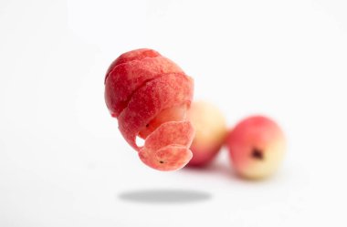 Beyaz arka planda izole edilmiş meyve kabuğu.