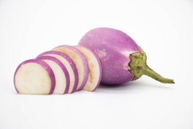 Beyaz arkaplanda patlıcan parçaları,